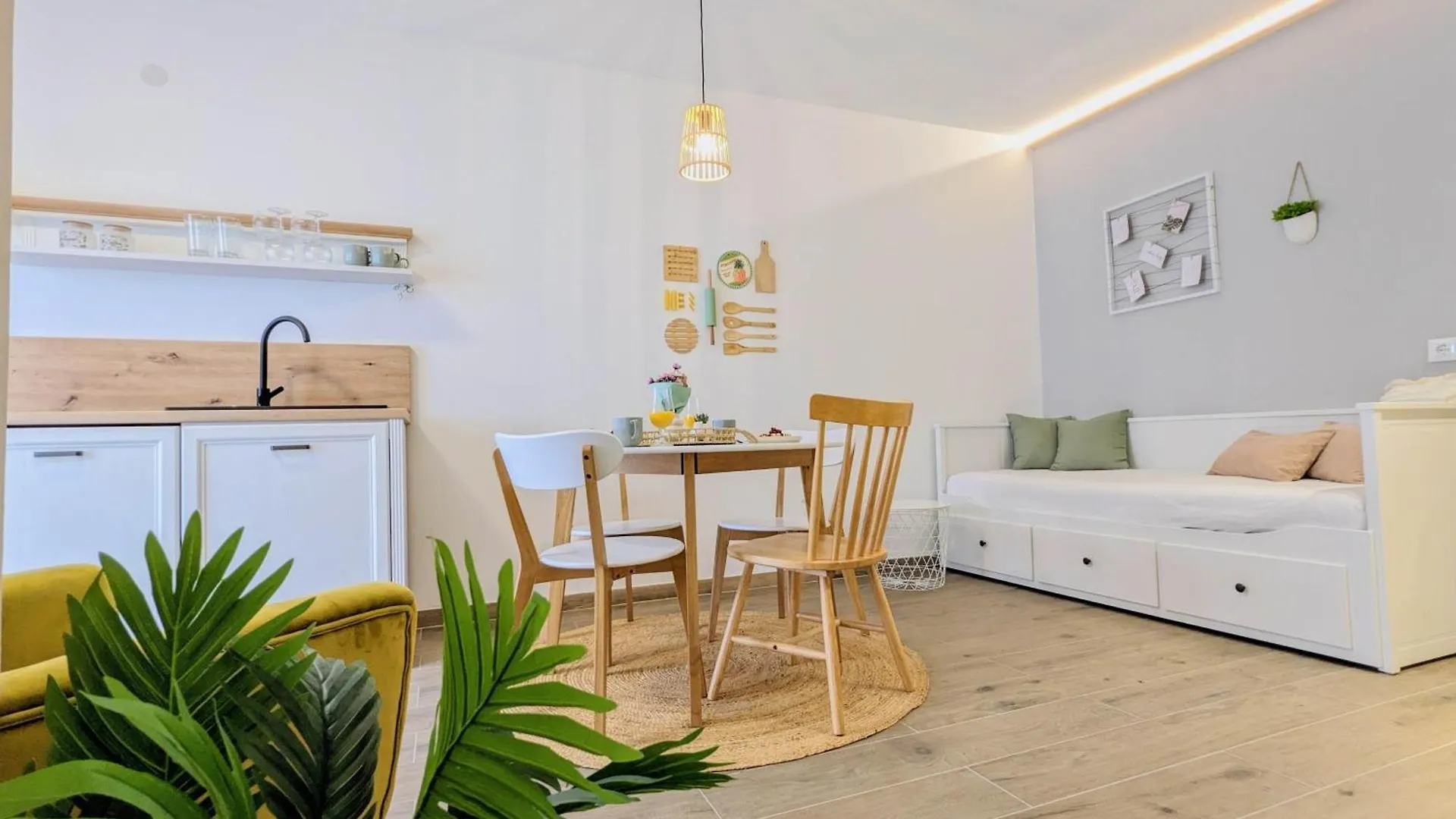 Apartments Gin & Tonic Split